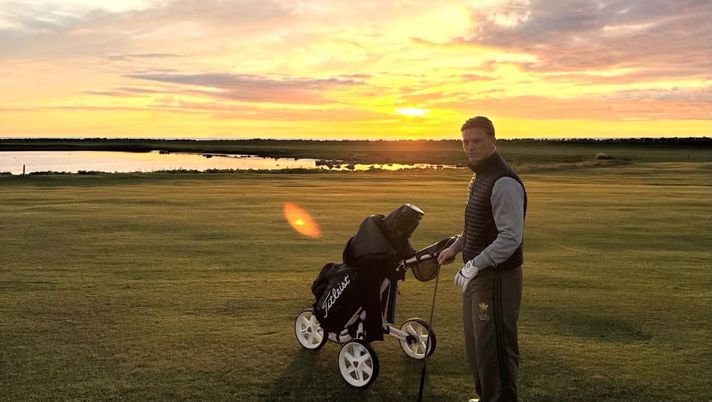FOTO – Gudmundsson, con il calcio non va? Datti al… golf! Lo scatto social - immagine 1