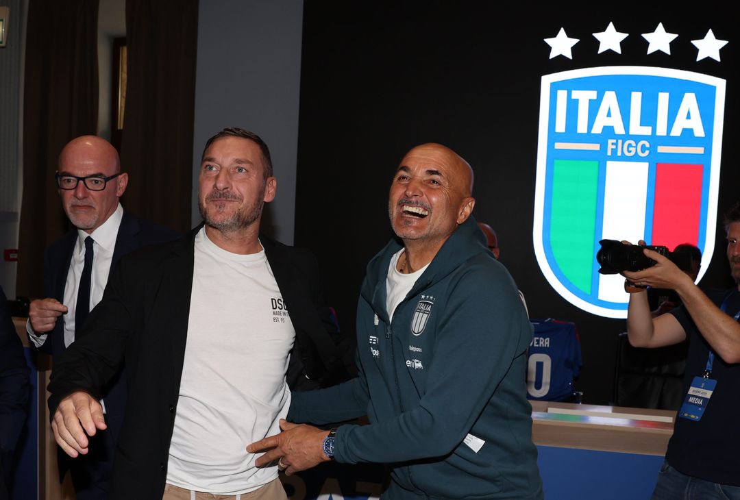 Totti ritrova Pellegrini e Spalletti a Coverciano – FOTO GALLERY - immagine 4