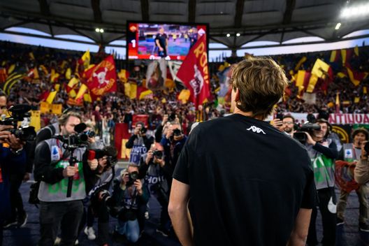 ROMA, ITALIA - MAGGIO 04: Bove si prende l'applauso della sua gente (Foto di Fabio Rossi/AS Roma via Getty Images) Edoardo Bove torna all’Olimpico: lacrime e applausi per il figlio di Roma- immagine 4