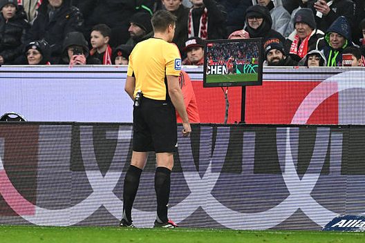 Arbitro al VAR. (Photo by Christian Kaspar-Bartke/Getty Images) L’IFAB cambia le regole del calcio in vista del Mondiale- immagine 3