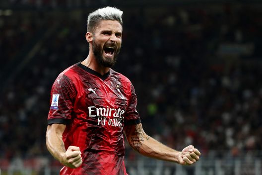 MILAN, ITALY - AUGUST 26: Olivier Giroud of AC Milan celebrates after scoring the team's second goal from a penalty kick during the Serie A TIM match between AC Milan and Torino FC at Stadio Giuseppe Meazza on August 26, 2023 in Milan, Italy. (Photo by Marco Luzzani/Getty Images) Inzaghi, la sua Inter ha nella fisicità un’arma letale. Ma il Milan è cresciuto in kg e cm- immagine 3