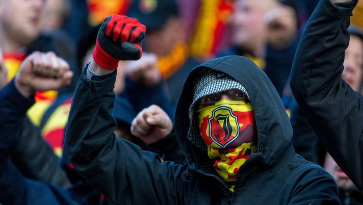 BRUGES, BELGIUM - MARCH 13: Fans of Jagiellonia Bialystok show their support prior to the UEFA Conference League 2024/25 Round of 16 Second Leg match between Cercle Brugge KSV and Jagiellonia Bialystok at Jan Breydelstadion on March 13, 2025 in Bruges, Belgium. (Photo by Omar Havana/Getty Images) CorFio: “Jagiellonia e il grande alleato: il freddo che bloccherà la Fiorentina” - immagine 1