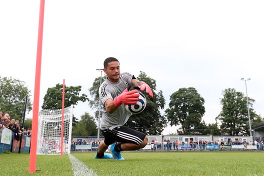 GUISELEY, ENGLAND - JULY 27: Elia Caprile of Leeds United warms up prior to the Pre-Season Friendly match between Guiseley and Leeds United at Nethermoor Park on July 27, 2021 in Guiseley, England. (Photo by George Wood/Getty Images) L’Empoli perde Parisi, ma chiude per in obiettivo della Fiorentina- immagine 2