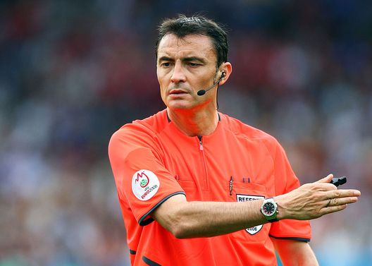 Mejuto Gonzalez durante la gara del Gruppo C di UEFA EURO 2008 tra Romania e Francia giocata allo stadio Letzigrund il 9 giugno 2008 a Zurigo, Svizzera. (Photo by Stuart Franklin/Bongarts/Getty Images) Incredibile in Getafe-Elche: ex arbitro espulso per colpa dei raccattapalle- immagine 2