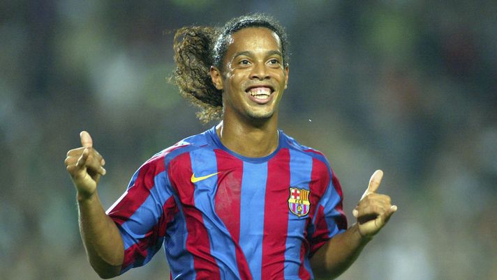 BARCELONA, SPAIN - OCTOBER 30: Ronaldinho of FC Barcelona celebrates his goal during the La Liga match between FC Barcelona and Real Sociedad, on October 30, 2005 at the Camp Nou stadium in Barcelona, Spain. (Photo by Luis Bagu/Getty Images) Ronaldinho Hull City