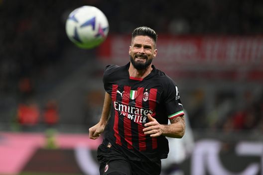 MILAN, ITALY - NOVEMBER 13: Olivier Giroud of AC Milan in action during the Serie A match between AC Milan and ACF Fiorentina at Stadio Giuseppe Meazza on November 13, 2022 in Milan, Italy. (Photo by Claudio Villa/AC Milan via Getty Images) Giroud out con la Francia, occasione per jovic nel derby?- immagine 2