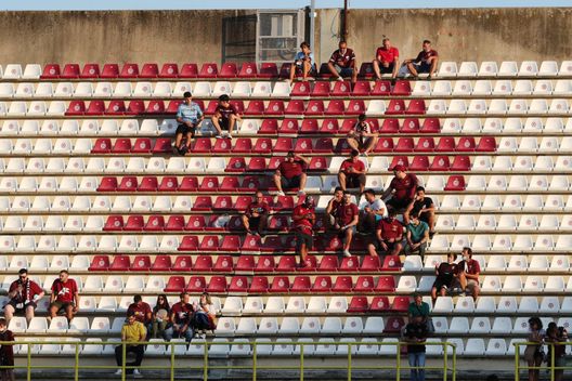 SALERNO, ITALY - AUGUST 29: US Salernitana supporters before the Serie A match between US Salernitana and AS Roma at Stadio Arechi on August 29, 2021 in Salerno, Italy. (Photo by Francesco Pecoraro/Getty Images) Salernitana-Torino, i precedenti: nel 2009 i granata di Colantuono vinsero 3-0- immagine 2