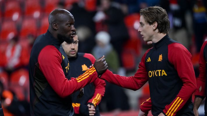PRAGUE, CZECH REPUBLIC - NOVEMBER 09: AS Roma players Romelu Lukaku and Edoardo Bove warm-up prior the UEFA Europa League match Group G between SK Slavia Praha and AS Roma at Eden Arena on November 09, 2023 in Prague, Czech Republic. (Photo by Fabio Rossi/AS Roma via Getty Images) Lukaku per Bove: “Ti voglio bene lil bro. Tutti con te” - immagine 1