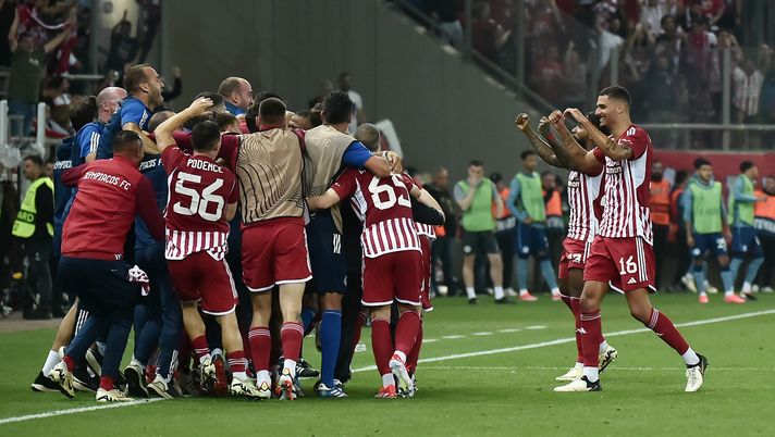 PIRAEUS, GREECE - MAY 09: The players and coaching staff of Olympiakos celebrate after Ayoub El Kaabi of Olympiakos scores his team's second goal during the UEFA Europa Conference League 2023/24 Semi-Final second leg match between Olympiacos FC and Aston Villa at Stadio Georgios Karaiskakis on May 09, 2024 in Piraeus, Greece. (Photo by Milos Bicanski/Getty Images) L’Olympiakos è in finale di Conference, battuto l’Aston Villa: sfiderà la Fiorentina - immagine 1