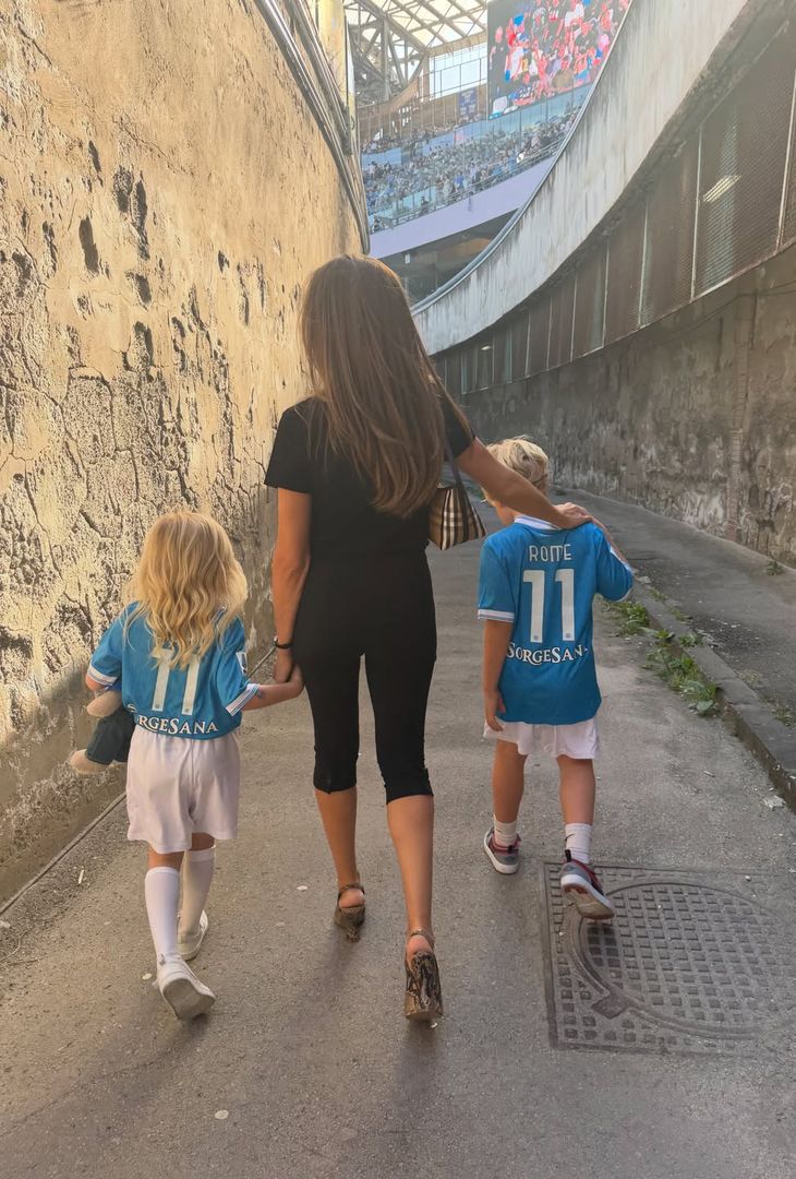 Lady De Bruyne si gode la bellezza di Napoli tra gite e famiglia –  LA GALLERY - immagine 12