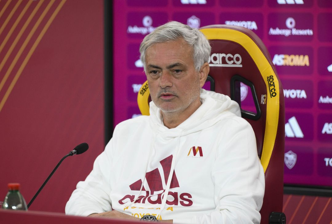 Roma, la conferenza stampa di Mourinho alla viglia del Napoli – FOTO GALLERY - immagine 9