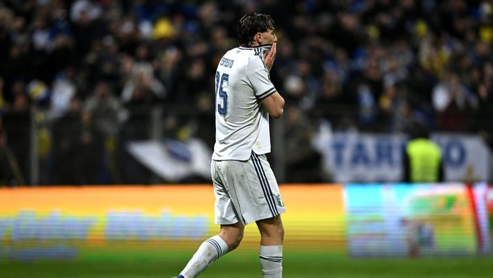 ZENICA, BOSNIA AND HERZEGOVINA - MARCH 31: Francesco Pio Esposito of Italy shows reacts during the FIFA World Cup 2026 European Qualifiers KO play-offs match between Bosnia & Herzegovina and Italy at Stadion Bilino Polje on March 31, 2026 in Zenica, Bosnia and Herzegovina. (Photo by Getty Images/Getty Images) Pio Esposito e il rigore contro la Bosnia: “Ero distrutto, mi prendo la responsabilità” - immagine 1