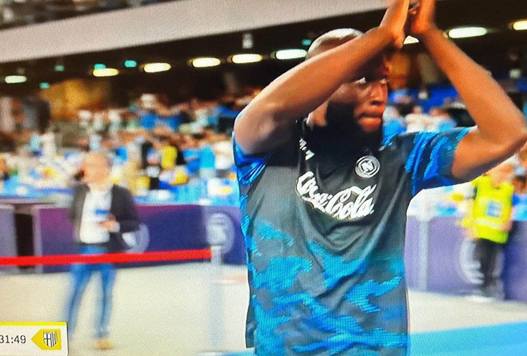 GALLERY Lukaku entra in campo per il riscaldamento e il Maradona esplode - immagine 9