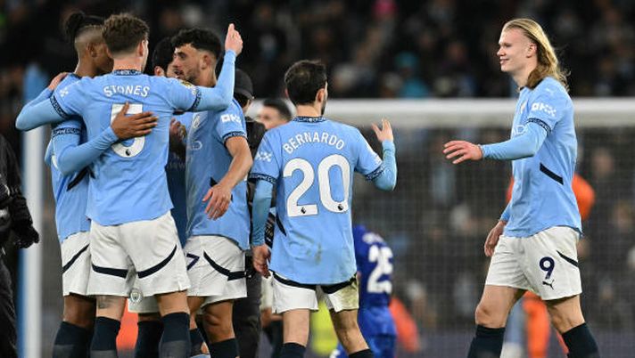 I giocatori del City festeggiano dopo la fine della partita contro il Chelsea