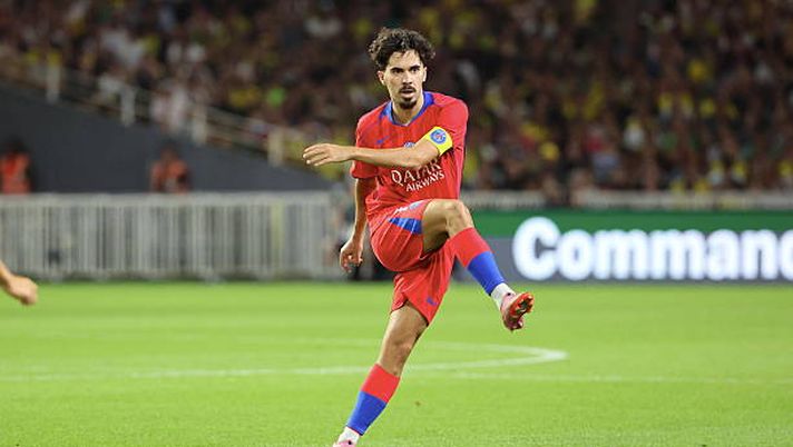 NANTES, FRANCE - AUGUST 17: Vitinha #17 of Paris Saint-Germain in action during the Ligue 1 McDonald's match between FC Nantes and Paris Saint-Germain at Stade de la Beaujoire on August 17, 2025 in Nantes, France. (Photo by Xavier Laine/Getty Images) PSG, Vitinha si racconta: “Luis Enrique decisivo per la mia carriera” - immagine 1