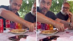 De Zerbi, lezioni di tattica in vacanza con lattine e bicchieri | VIDEO