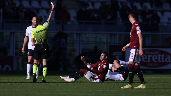 TURIN, ITALY - DECEMBER 12: Antonio Sanabria of Torino FC is shown a yellow card by the referee Federico Dionisi for a foul on Roberto Soriano of Bologna FC during the Serie A match between Torino FC and Bologna FC at Stadio Olimpico di Torino on December 12, 2021 in Turin, Italy. (Photo by Jonathan Moscrop/Getty Images) Torino-Verona, arbitra Dionisi: per i granata è la prima volta con lui in stagione - immagine 1
