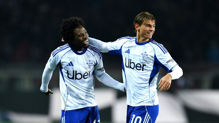 TURIN, ITALY - NOVEMBER 24: Jayden Addai (L) of Como 1907 celebrates with teammate Nico Paz (R) after scoring his team's second goal during the Serie A match between Torino FC and Como 1907 at Stadio Olimpico di Torino on November 24, 2025 in Turin, Italy. (Photo by Valerio Pennicino/Getty Images) Cinque gol all’andata e la voglia di Europa: il Como è uno dei peggiori avversari - immagine 1
