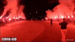 Curva Sud, omaggio a Berlusconi fuori dai cancelli di San Siro | VIDEO