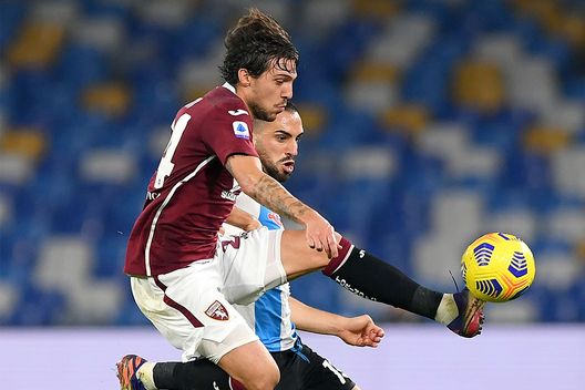 NAPLES, ITALY - DECEMBER 23: Simone Verdi of Torino controls the ball whilst under pressure from Nikola Maksimovic of SSC Napoli during the Serie A match between SSC Napoli and Torino FC at Stadio Diego Armando Maradona on December 23, 2020 in Naples, Italy. Sporting stadiums around Italy remain under strict restrictions due to the Coronavirus Pandemic as Government social distancing laws prohibit fans inside venues resulting in games being played behind closed doors. (Photo by Francesco Pecoraro/Getty Images) Parola chiave: costruire- immagine 3