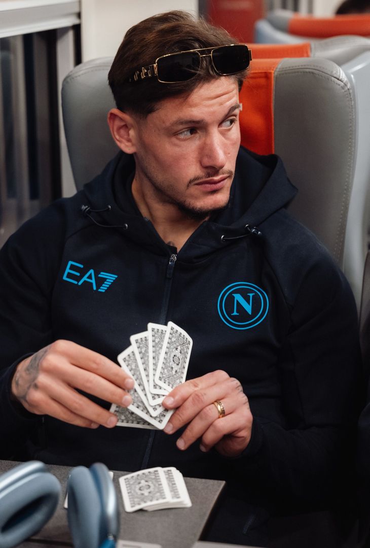 I tre azzurri si dilettano a giocare a carte in treno in attesa di arrivare a Roma