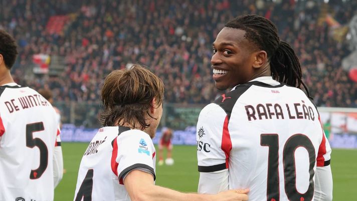Leao dopo il gol vittoria con la Cremonese | AC Milan News (Getty Images) Caressa a Sky: 'Leao più decisivo da esterno che da centravanti'