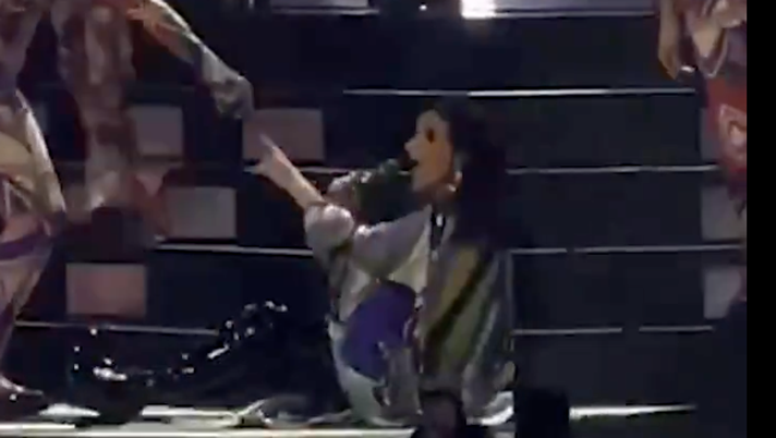 VIDEO / Laura Pausini sorprende tutti: cade dalle scale ma continua a cantare VIDEO / Laura Pausini sorprende tutti: cade dalle scale ma continua a cantare - immagine 1