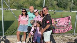 VIDEO Ritiro Palermo, a Ronzone una famiglia di tifosi: foto e abbracci con Corini