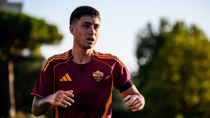 ROME, ITALY - JULY 31: Matias Soule of AS Roma during the pre-season friendly match between AS Roma and Cannes at Stadio Tre Fontane on July 31, 2025 in Rome, Italy. (Photo by Fabio Rossi/AS Roma via Getty Images) Soulé pimpante, Ferguson imballato e Dybala indietro: chi ha brillato e chi no nella Roma - immagine 1