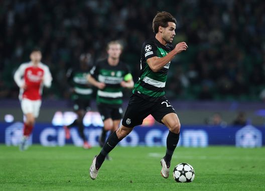 LISBON, PORTUGAL - NOVEMBER 26: Daniel Braganca of Sporting CP runs with the ball during the UEFA Champions League 2024/25 League Phase MD5 match between Sporting Clube de Portugal and Arsenal FC at Estadio Jose Alvalade on November 26, 2024 in Lisbon, Portugal. (Photo by Carlos Rodrigues/Getty Images) L’analisi: “Il Vitoria ha il fuoco dentro. Ecco un nome per la Fiorentina”- immagine 2