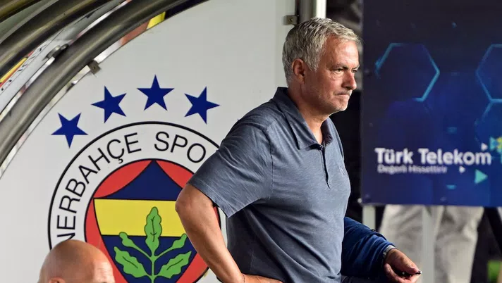 Mourinho, arrivata la squalifica per tre giornate dopo il caso Buruk - immagine 1