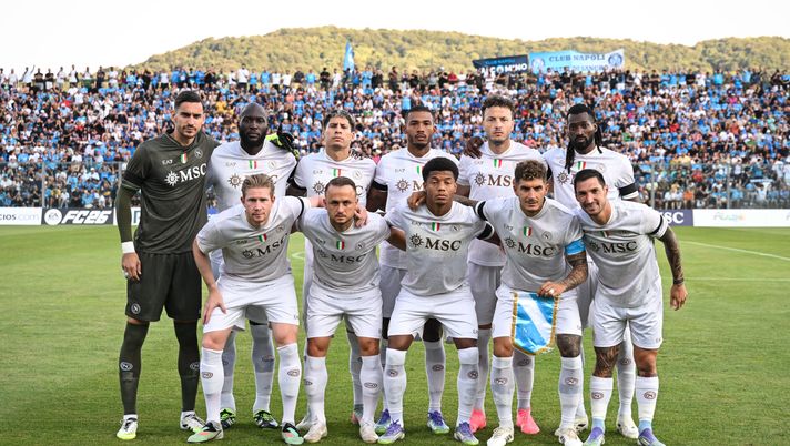 CASTEL DI SANGRO, ITALY - AUGUST 09: Napoli starting XI during the pre-season friendly match between Napoli and Girona at Stadio Teofilo Patini on August 09, 2025 in Castel di Sangro, Italy. (Photo by SSC NAPOLI/SSC NAPOLI via Getty Images) Bella vittoria del Napoli contro il Girona