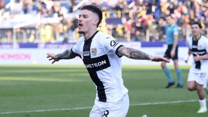 PARMA, ITALY - DECEMBER 01: Dennis Man of Parma Calcio celebrates scoring his team's first goal during the Serie A match between Parma and SS Lazio at Stadio Ennio Tardini on December 01, 2024 in Parma, Italy. (Photo by Alessandro Sabattini/Getty Images) Man e Suzuki da 7 nel Parma, ma non sono i migliori: due 7,5 in pagella per Gazzetta - immagine 1