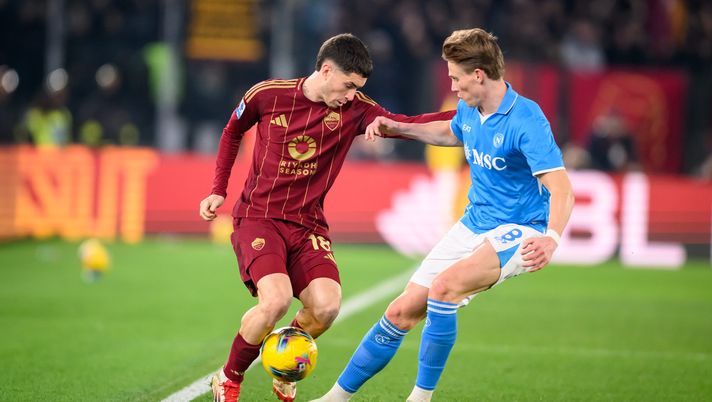 ROME, ITALY - FEBRUARY 02: Matias Soule of AS Roma in action during the Serie A match between AS Roma and Napoli at Stadio Olimpico on February 02, 2025 in Rome, Italy. (Photo by Fabio Rossi/AS Roma via Getty Images) Roma-Napoli, le pagelle dei quotidiani: Ferguson delude, Soulè non salta l’uomo - immagine 1