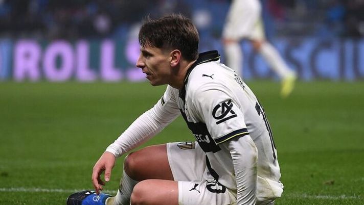 SASSUOLO, ITALY - JANUARY 03: Adrian Bernabe of Parma Calcio during the Serie A match between US Sassuolo Calcio and Parma Calcio 1913 at Mapei Stadium Citta del Tricolore on January 03, 2026 in Sassuolo, Italy. (Photo by Alessandro Sabattini/Getty Images) Bernabé: “Periodo difficile: ho sofferto di pubalgia, ecco come sto ora! In campo sono felice” - immagine 1