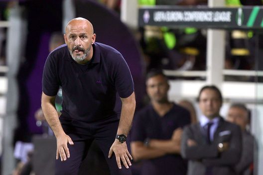 FLORENCE, ITALY - OCTOBER 5: Head coach Vincenzo Italiano manager of ACF Fiorentina looks on during the UEFA Europa Conference League match between ACF Fiorentina and Ferencvarosi TC at Stadio Artemio Franchi on October 5, 2023 in Florence, Italy. (Photo by Gabriele Maltinti/Getty Images) Spezia, l’ex presidente su Italiano: “Che orgoglio! E sulla fase difensiva…”- immagine 2