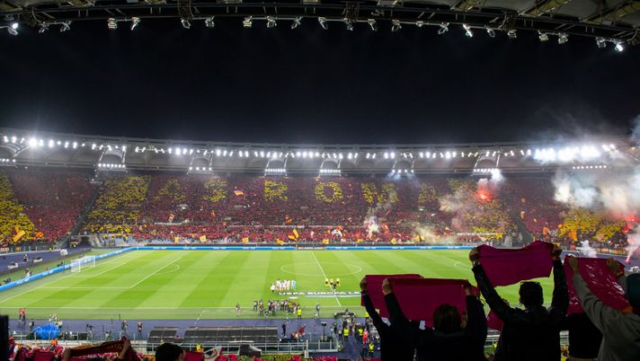 ROME, ITALY - MAY 11: AS Roma fans cheer during the UEFA Europa League semi-final first leg match between AS Roma and Bayer 04 Leverkusen at Stadio Olimpico on May 11, 2023 in Rome, Italy. (Photo by Fabio Rossi/AS Roma via Getty Images) Roma-Frosinone, un altro pieno d’amore: sold out vicino, disponibili pochi biglietti - immagine 1