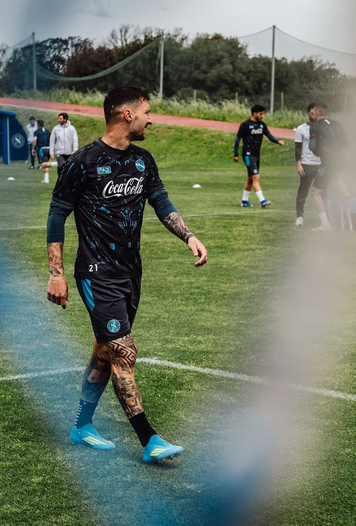 'Rinfrescati e ricomincia'. Il Napoli condivide su Instagram le migliori immagini della seduta d'allenamento svolta quest'oggi.