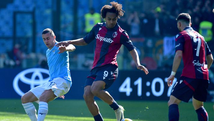 ROME, ITALY - FEBRUARY 18: Adam Marusic of SS Lazio competes for the ball with Joshua Zirkzee of Bologna FC during the Serie A TIM match between SS Lazio and Bologna FC - Serie A TIM at Stadio Olimpico on February 18, 2024 in Rome, Italy. (Photo by Marco Rosi - SS Lazio/Getty Images) Gazzetta – Milan, prima Zirkzee, poi Lukaku - immagine 1
