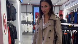 Scarpe bianche e pallone rossonero: Angelina palleggia al Milan Store…