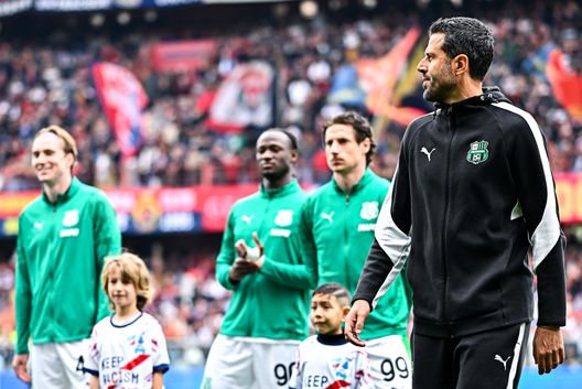 GENOA, ITALY - APRIL 12: Fabio Grosso, head coach of Sassuolo (right), looks on prior to kick-off in the Serie A match between Genoa CFC and US Sassuolo Calcio at Luigi Ferraris Stadium on April 12, 2026 in Genoa, Italy. (Photo by Simone Arveda/Getty Images)