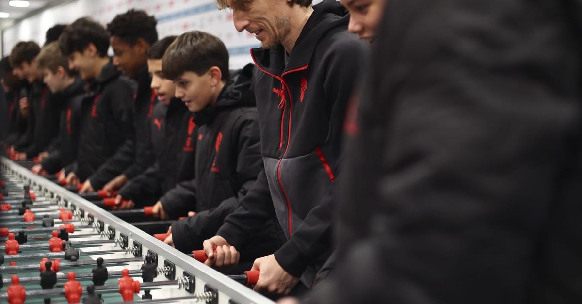 Milan, la festa del Settore Giovanile: Modric gioca a biliardino con i giovanissimi | VIDEO