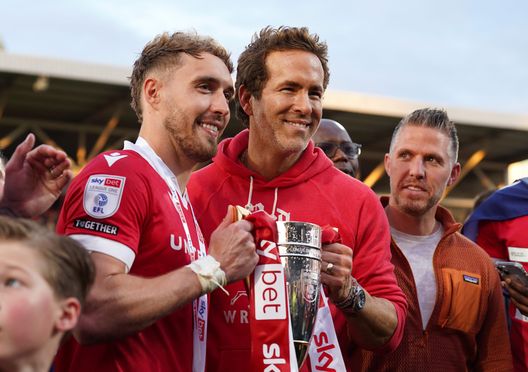 Wrexham, Galles - 26 aprile 2025: Ryan Reynolds e Sam Smith dopo aver ottenuto la promozione in Championship. (Foto di Kya Banasko/Getty Images) Wrexham, nuova stagione della docuserie in arrivo: ecco quando uscirà- immagine 2