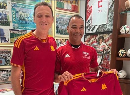 Roma, Cafu posa con la nuova maglia: poi la partita con Paulo Sergio e Assuncao Roma, Cafu posa con la nuova maglia: poi la partita con Paulo Sergio e Assuncao - immagine 1