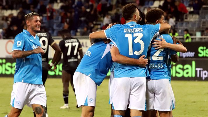 CAGLIARI, ITALY - SEPTEMBER 15: Alessandro Buongiorno of Napoli celebrates his goal to make it 0-4 during the Serie A match between Cagliari and Napoli at Sardegna Arena on September 15, 2024 in Cagliari, Italy. (Photo by Enrico Locci/Getty Images) Juventus-Napoli, dove vederla: orario, canale tv e streaming - immagine 1