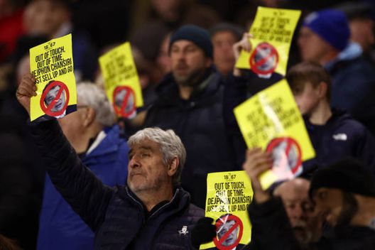 Una contestazione dei tifosi contro la proprietà. (Photo by Naomi Baker/Getty Images) Caos Sheffield Wednesday, futuro incerto: giocatori e staff da mesi senza stipendio- immagine 3