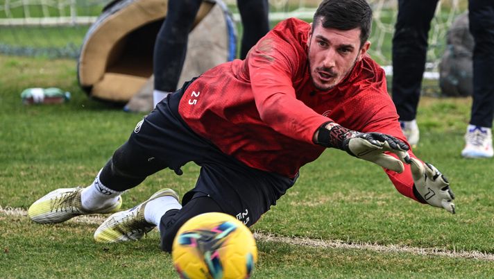 NAPLES, ITALY - JANUARY 08: SSC Napoli Player Simone Scuffet attends the morning training session at SSC Napoli Training Center in Castel Volturno, on January 08, 2025 in Naples, Italy. (Photo by SSC NAPOLI/SSC NAPOLI via Getty Images)  Scuffet, domani le visite mediche con il nuovo club: resterà in Serie A - immagine 1