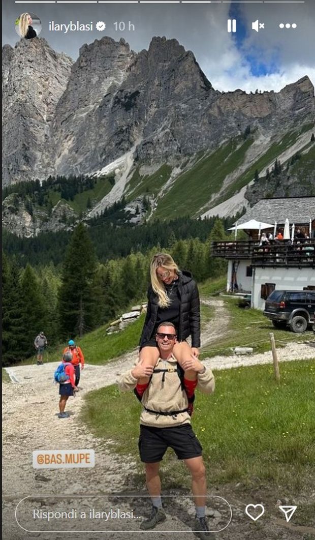 Ilary Blasi, gita in montagna. E al suo fianco c’è il compagno, Bastian- immagine 2