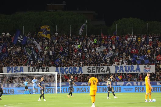 Striscione dei tifosi del Pisa in occasione della sfida contro la Roma (Foto di Gabriele Maltinti/Getty Images) Pisa, il presidente Corrado: “Tanti complimenti, ma un solo punto. Stengs deve recuperare la forma”- immagine 2