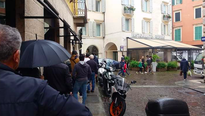 Tutti in fila per Verona-Cittadella, coda anche stamattina all’Hellas Store Tutti in fila per Verona-Cittadella, coda anche stamattina all’Hellas Store - immagine 1